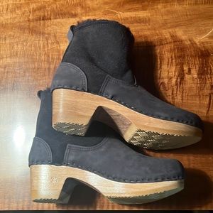 Shearling boots. Size 8